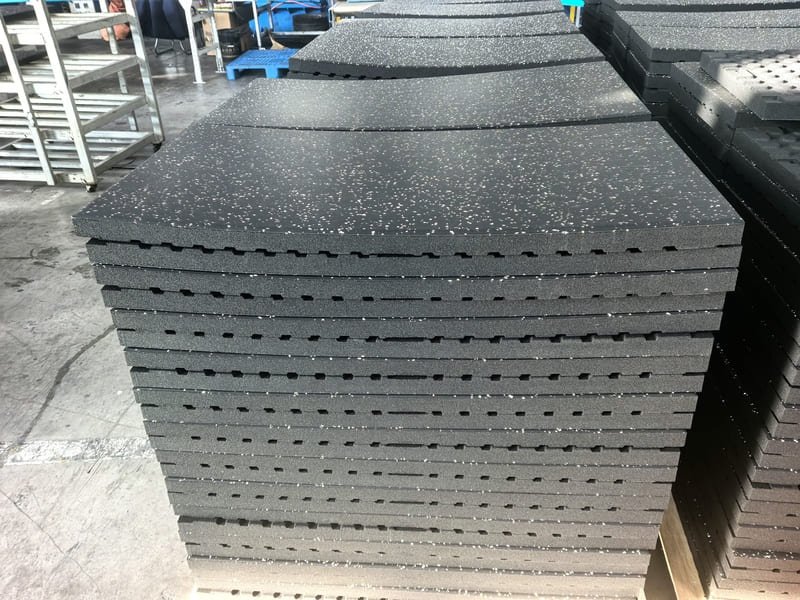 Podzielony obraz porównawczy przedstawiający maty do jogi, zwiniętą gumę i wytrzymałe płytki z etykietami grubości